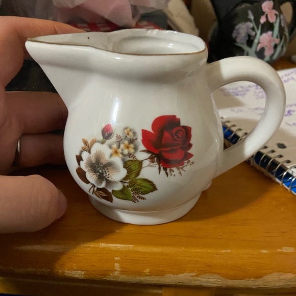 Tea pot and creamer dish to match - Picture 2 of 2